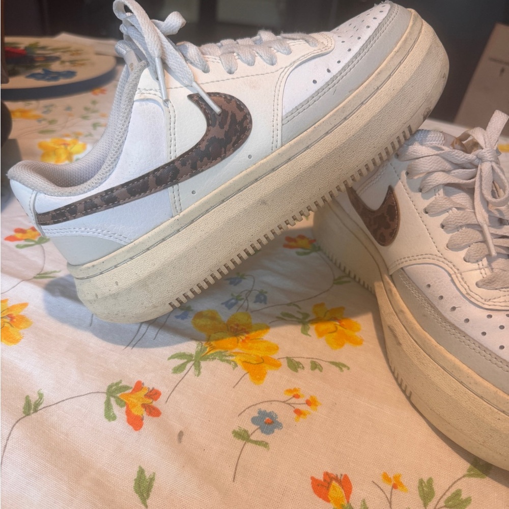 Nike White and Black Sneakers